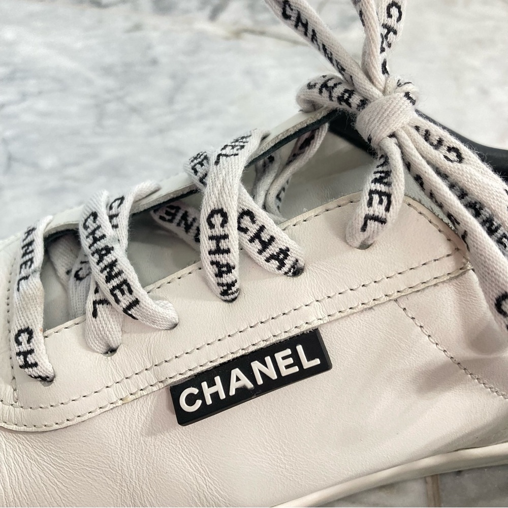 CHANEL Weekend Logo CC White Black Lagerfeld Leather Sneakers - Picture 4 of 14